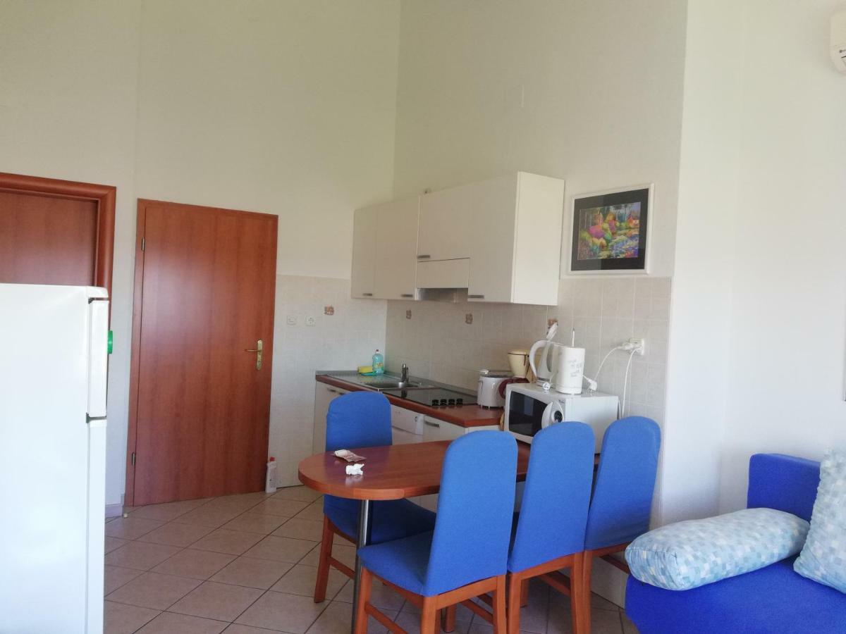 Apartmani Marija Примоштен Екстер'єр фото