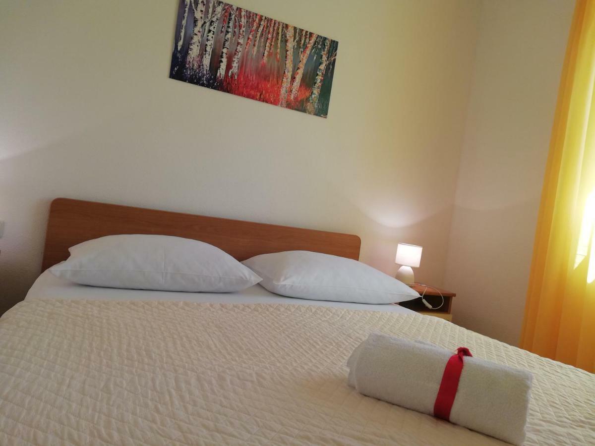 Apartmani Marija Примоштен Екстер'єр фото
